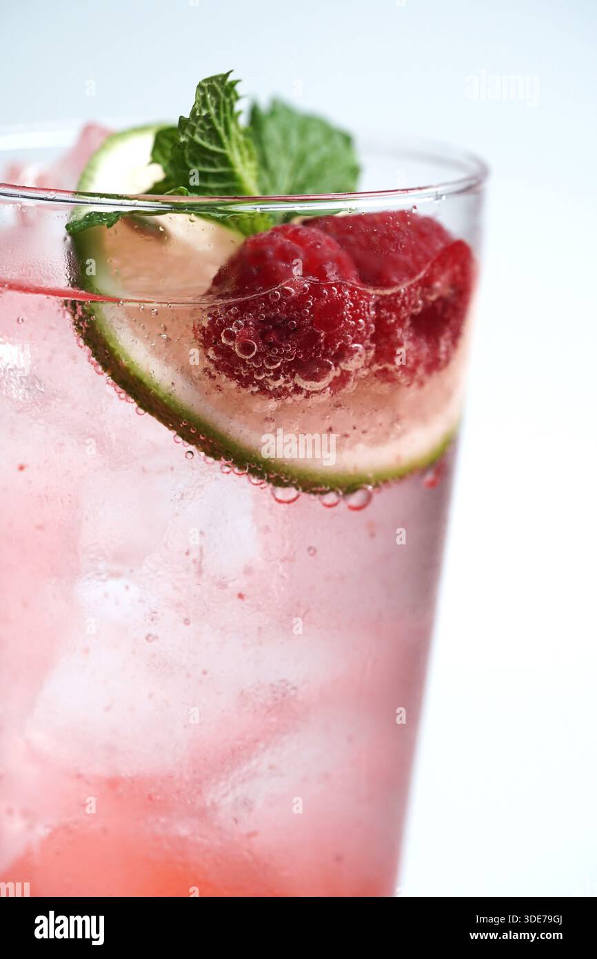 Primo piano del succo di lampone rosa frizzante con lime e menta Foto Stock