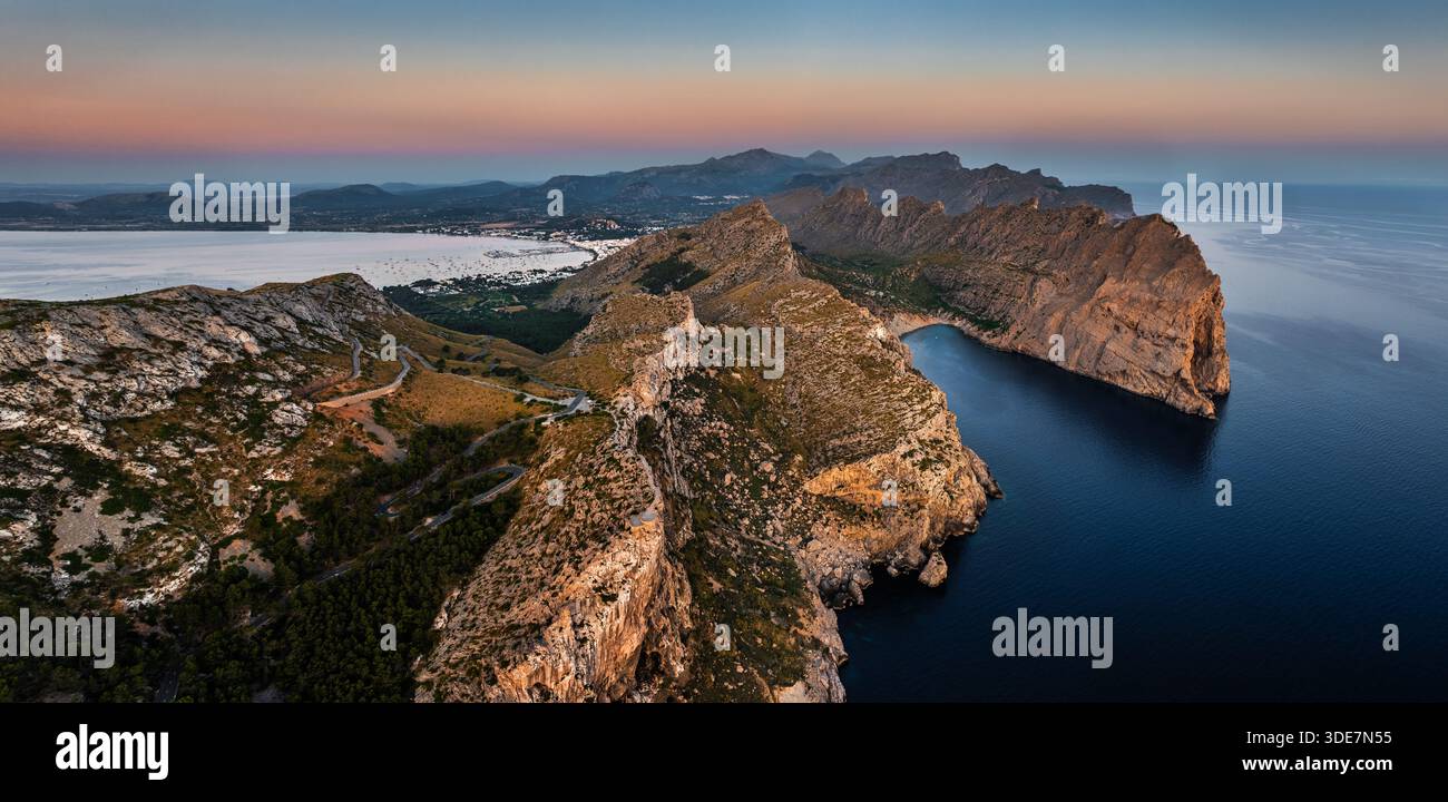 Maiorca, Spagna - Vista panoramica aerea delle scogliere di Cap de Formentor all'alba, il punto più settentrionale di Maiorca sulla penisola di Formentor wi Foto Stock