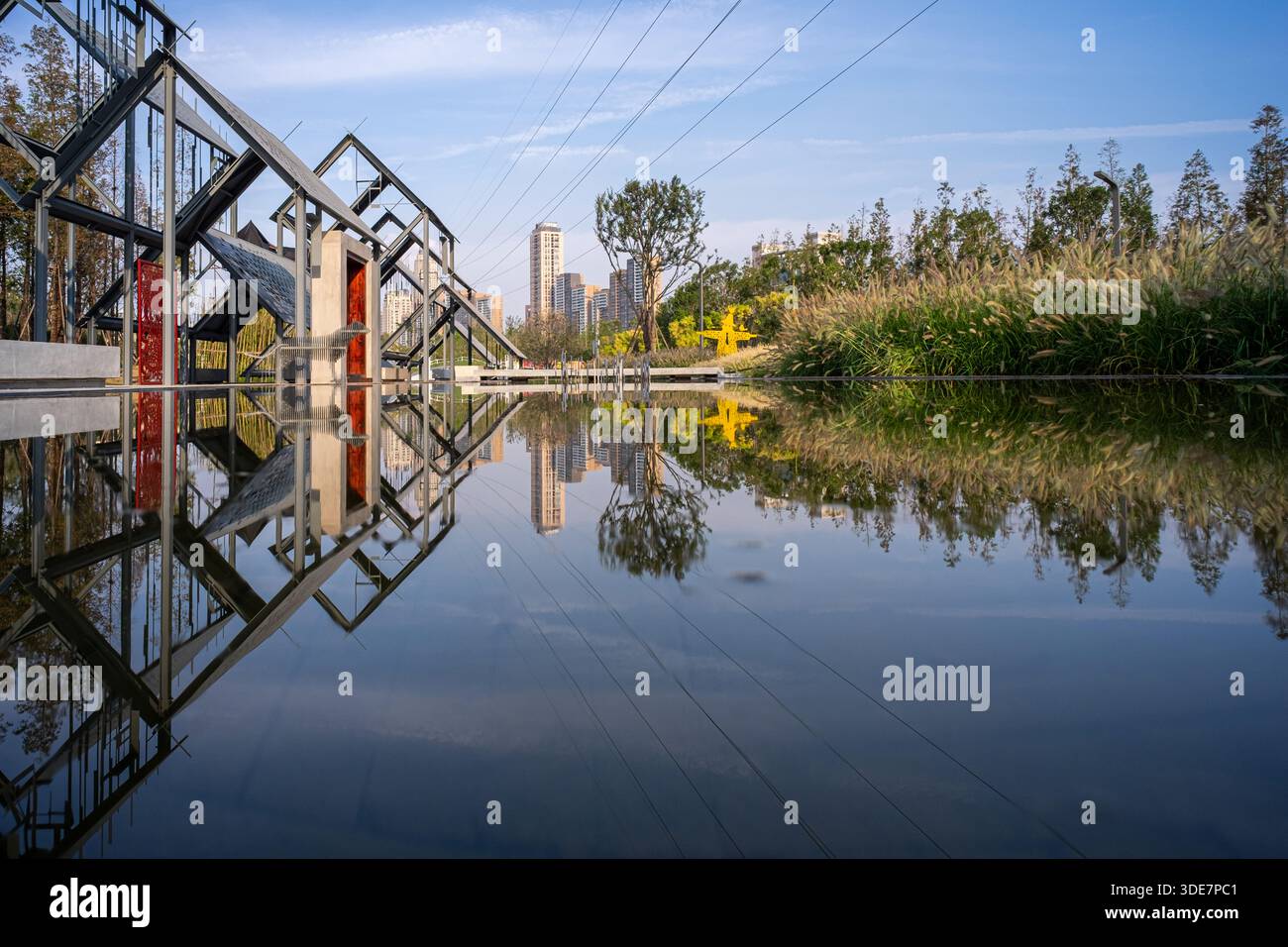 WUHAN, CINA - 17 SETTEMBRE 2015: Vista prospettica attraverso la serie di telai per case in acciaio scheletrici nella mostra del giardino industriale di Wuha Foto Stock