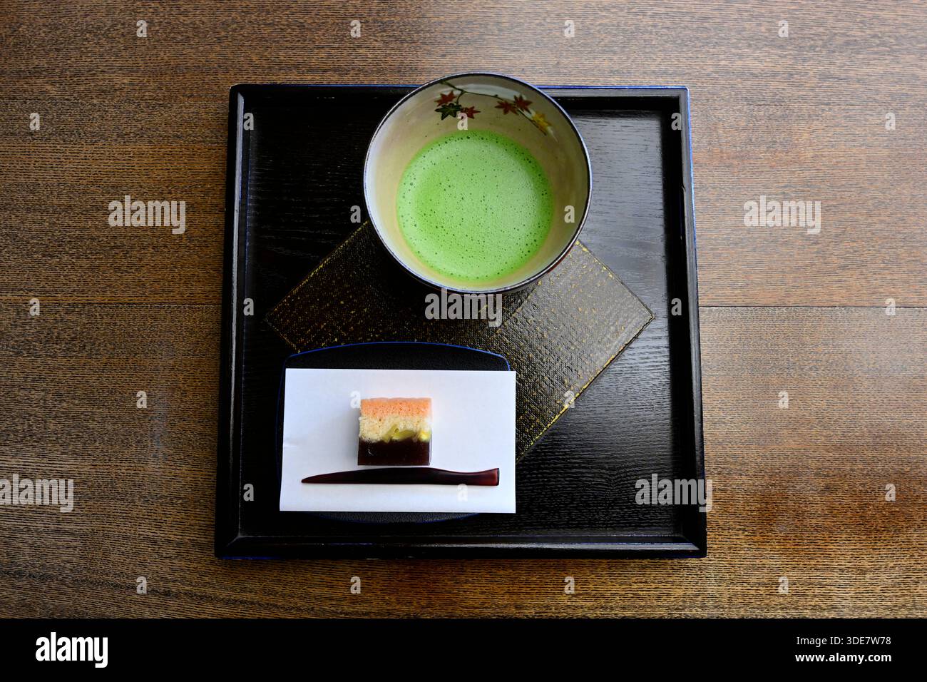 primo piano della tradizionale ciotola giapponese con tè matcha verde fresco, Giappone. Foto Stock