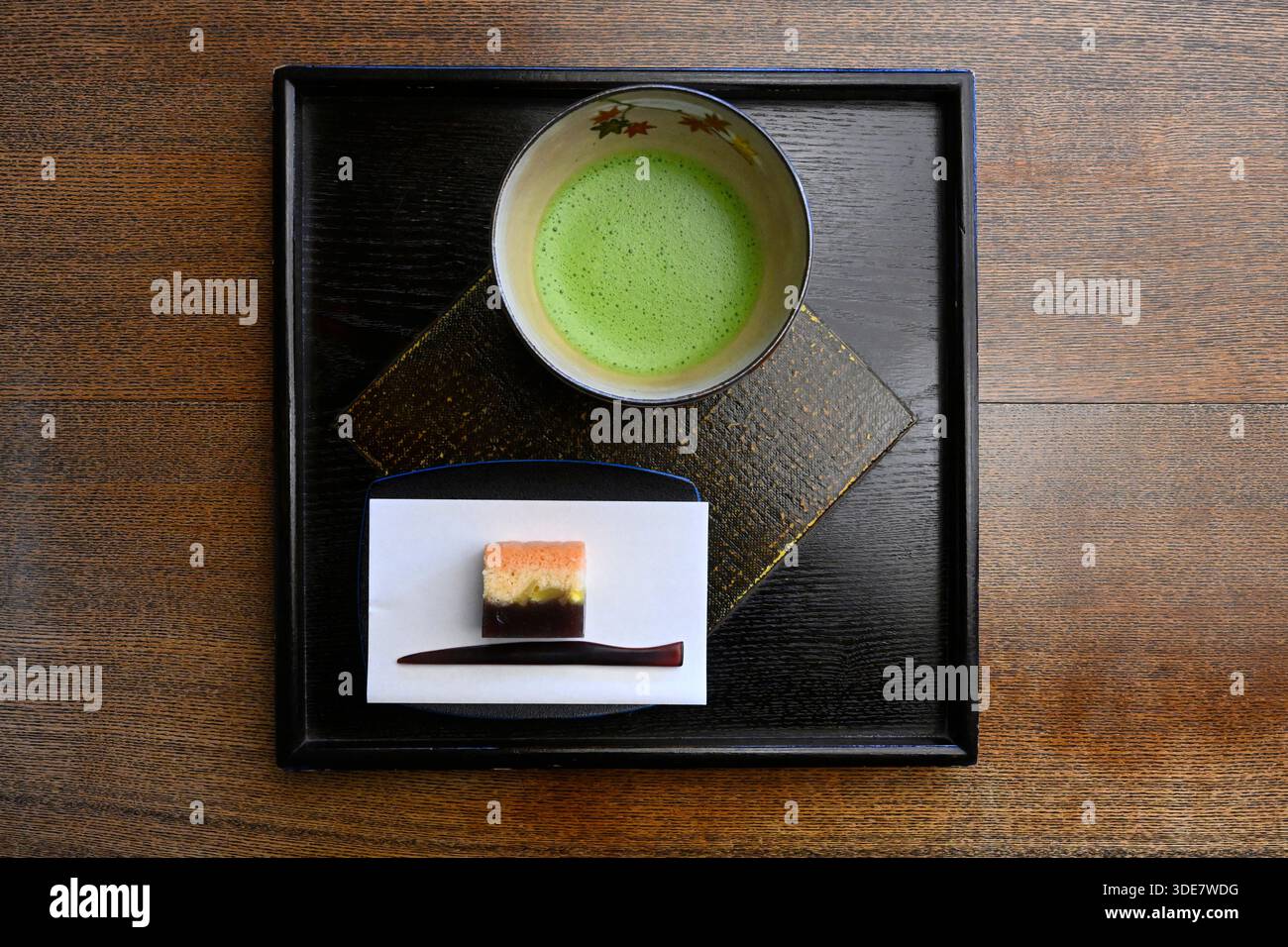 Primo piano della tradizionale ciotola giapponese con tè matcha verde fresco, Giappone. Foto Stock
