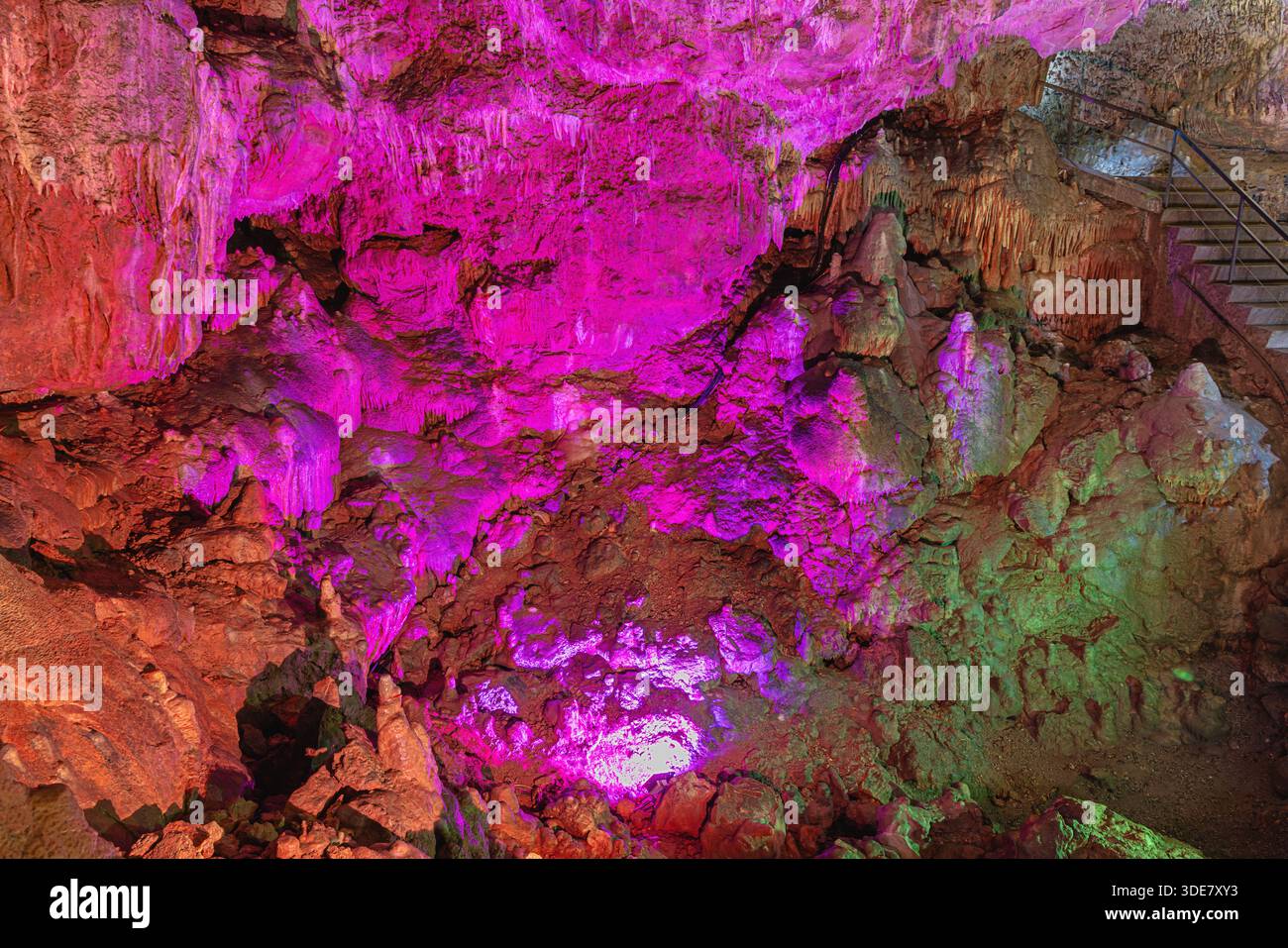 Illuminazione colorata nella Grotta dell'Orso, che prende il nome dai numerosi scheletri di orsi della grotta Foto Stock