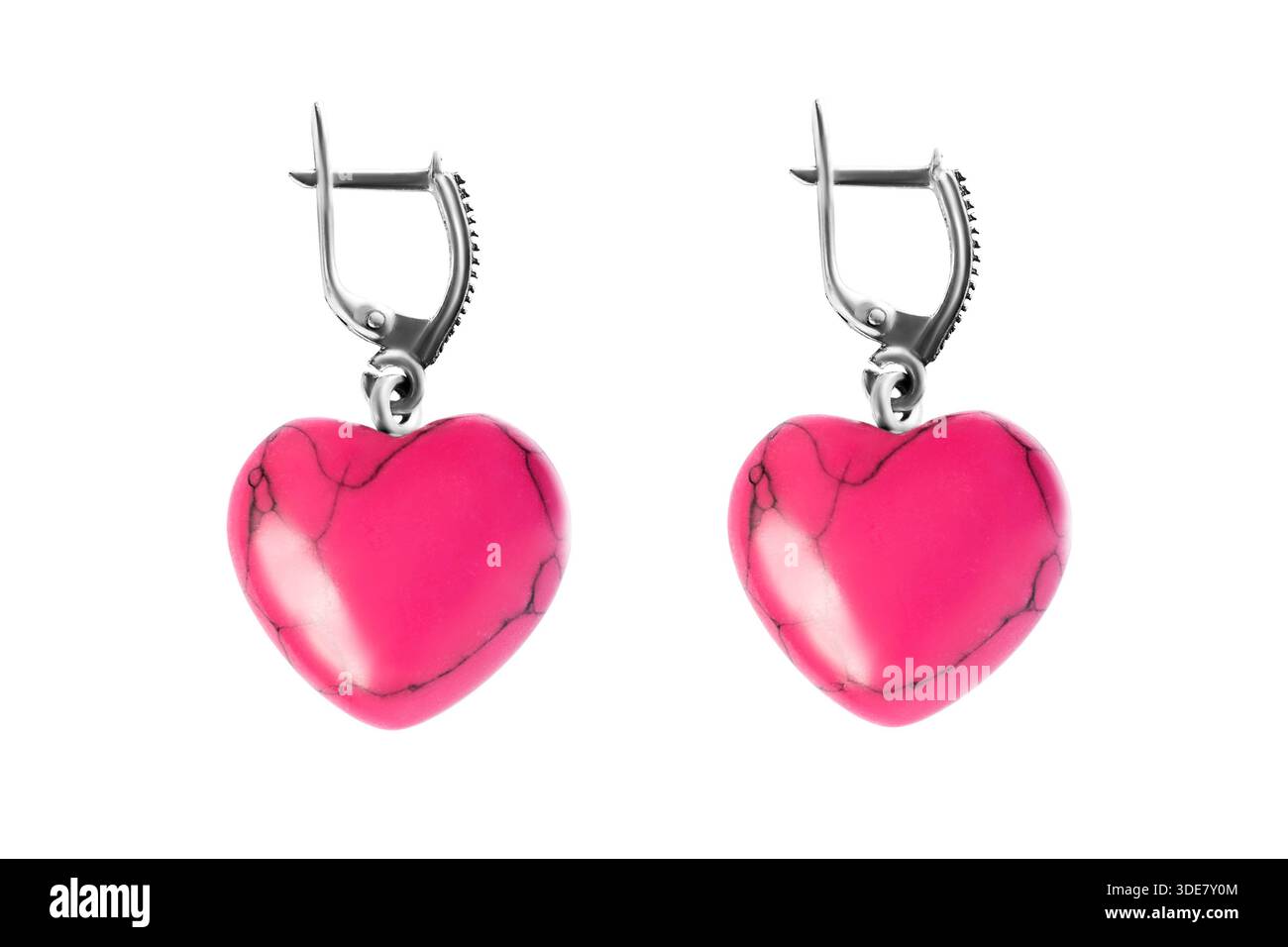 Orecchini in corallo a forma di cuore rosa isolati su sfondo bianco Foto Stock