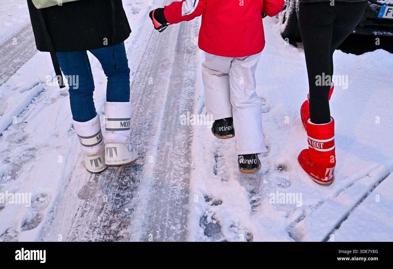 Nantes, Francia. 6 gennaio 2026. © PHOTOPQR/OUEST FRANCE/Franck Dubray ; Nantes ; 06/01/2026 ; la Loire-Atantique a été placée en vigilance Orange par météo France comme 23 départements en France pour des chutes de neige et verglas sur les Routes. (Foto Franck Dubray) nevicate in Francia, il 6 gennaio 2026 credito: MAXPPP/Alamy Live News Foto Stock