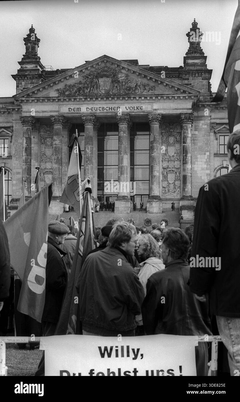 Germania, Berlino, 17.10.1992, servizio funebre per Willy Brandt, di fronte al Reichstag, Willy, vi manchiamo Foto Stock