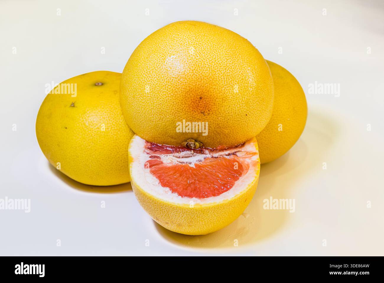 Pomelo giallo con fette isolate su sfondo bianco. Tracciato di ritaglio. Foto Stock