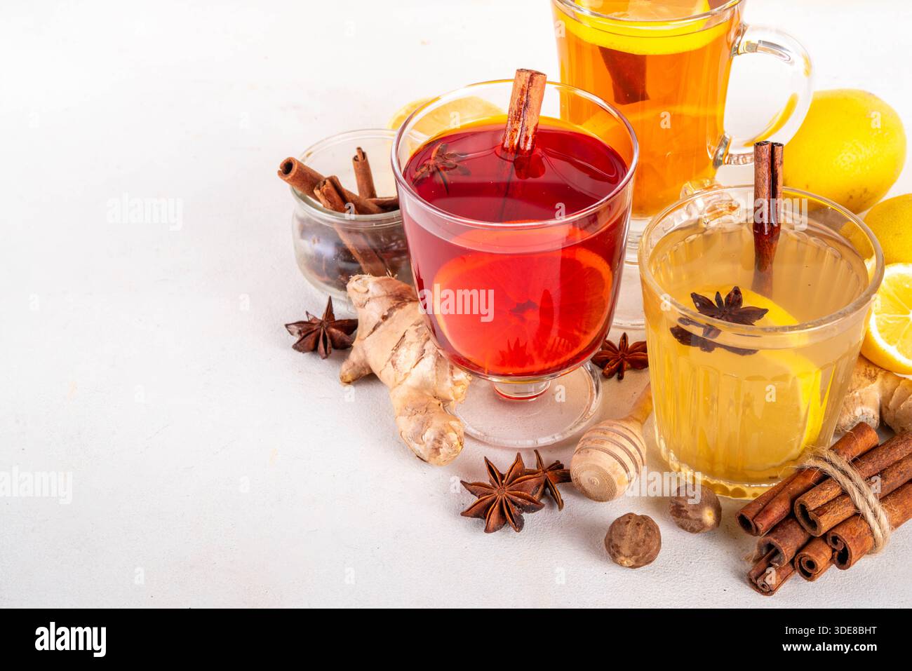 Tre diverse bevande Hot Toddy in diverse tazze da tè - tè caldo invernale in autunno bevande cocktail con scotch, rum e bevande alcoliche mezcal, spezie, Foto Stock