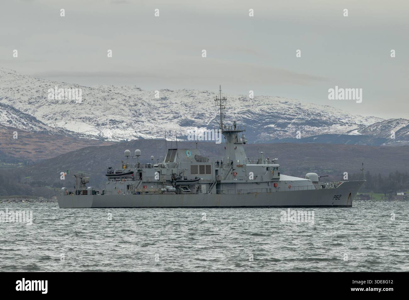 La nave di pattuglia della Marina irlandese LÉ James Joyce si trova all'ancora a Bantry Bay, West Cork, Irlanda. Foto Stock