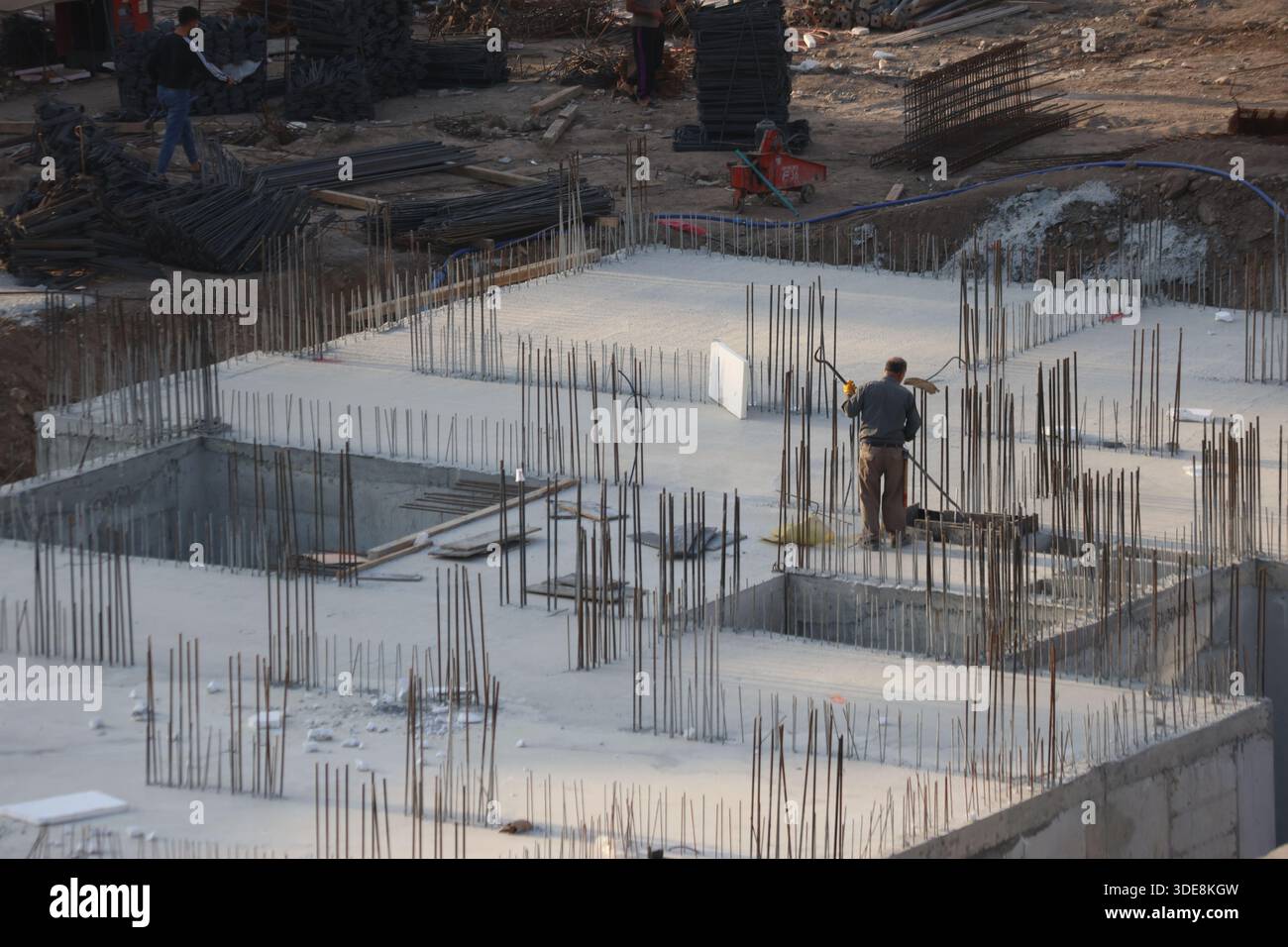 Fondamenta in cemento armato in costruzione. Fondazioni in calcestruzzo con tondini verticali in acciaio Foto Stock
