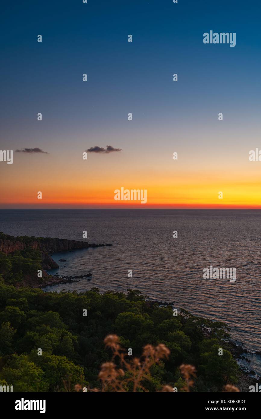 Tramonto colorato sul Mar Mediterraneo e scogliere boscose di Antalya Foto Stock