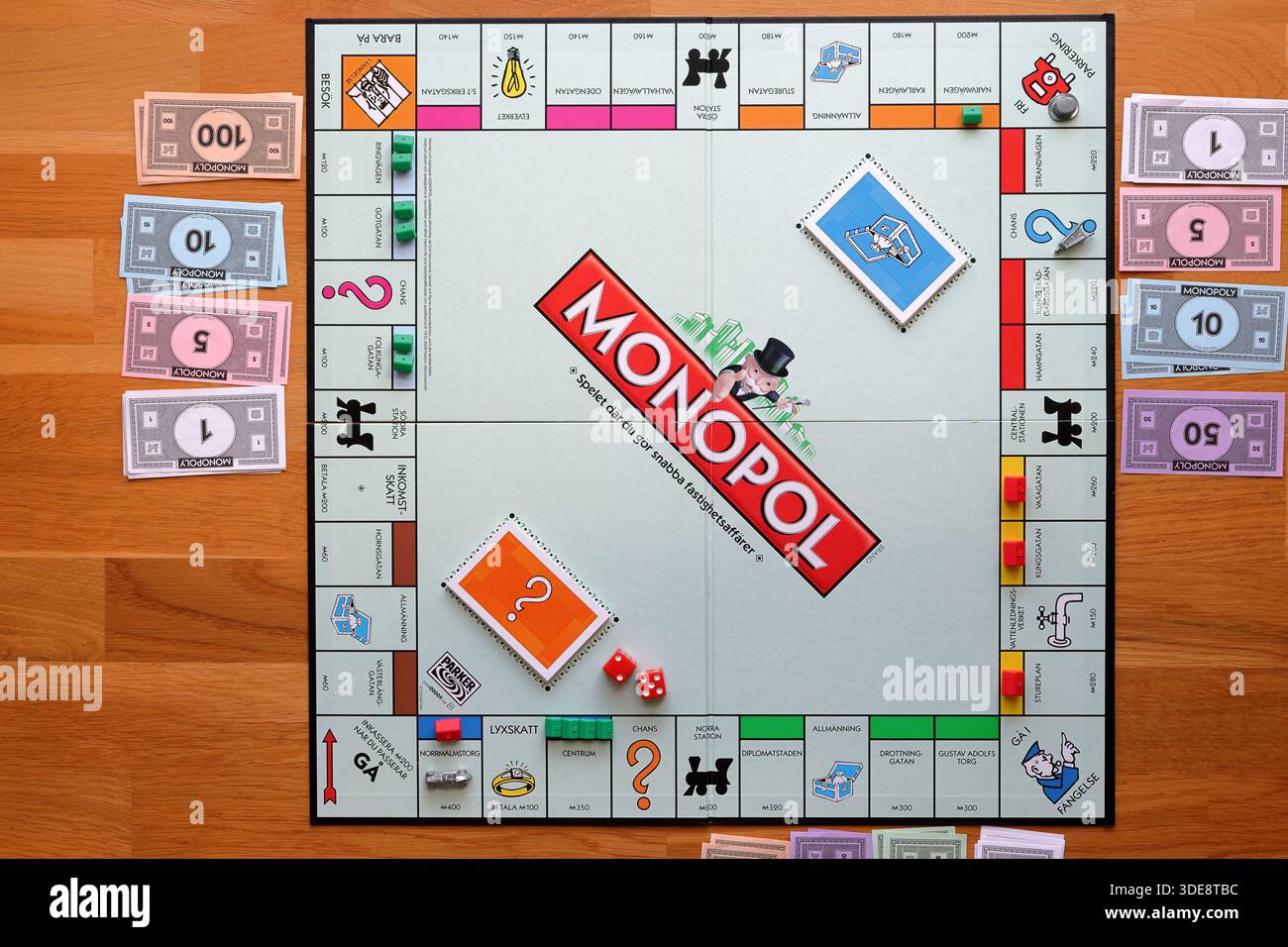 Gioco da tavolo Monopoli. Gioco in corso. Foto dall'alto. Testo svedese. Foto Stock