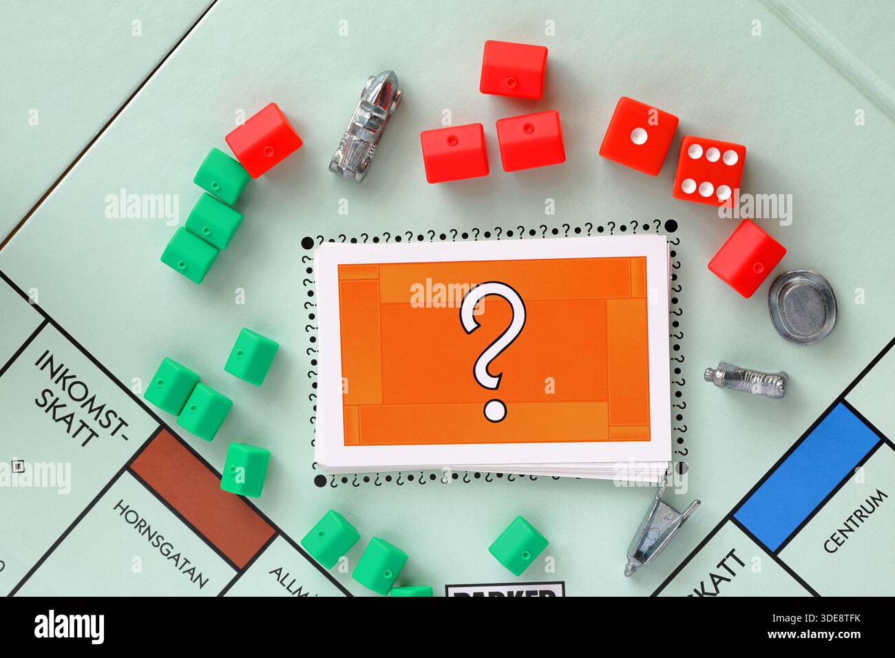 Tabellone di gioco Monopoli. Foto sopra l'angolo con testo svedese. Carta chance con un sacco di gettoni, hotel, case e dadi diversi. Foto Stock