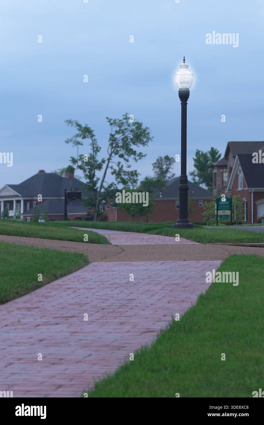Lampioni sulla tranquilla strada suburbana al tramonto, Franklin Tennessee, Stati Uniti Foto Stock