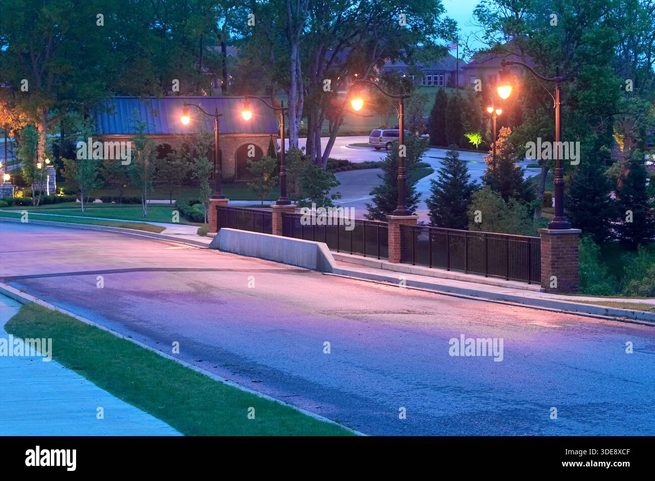Lampioni sulla tranquilla strada suburbana al tramonto, Franklin Tennessee, Stati Uniti Foto Stock