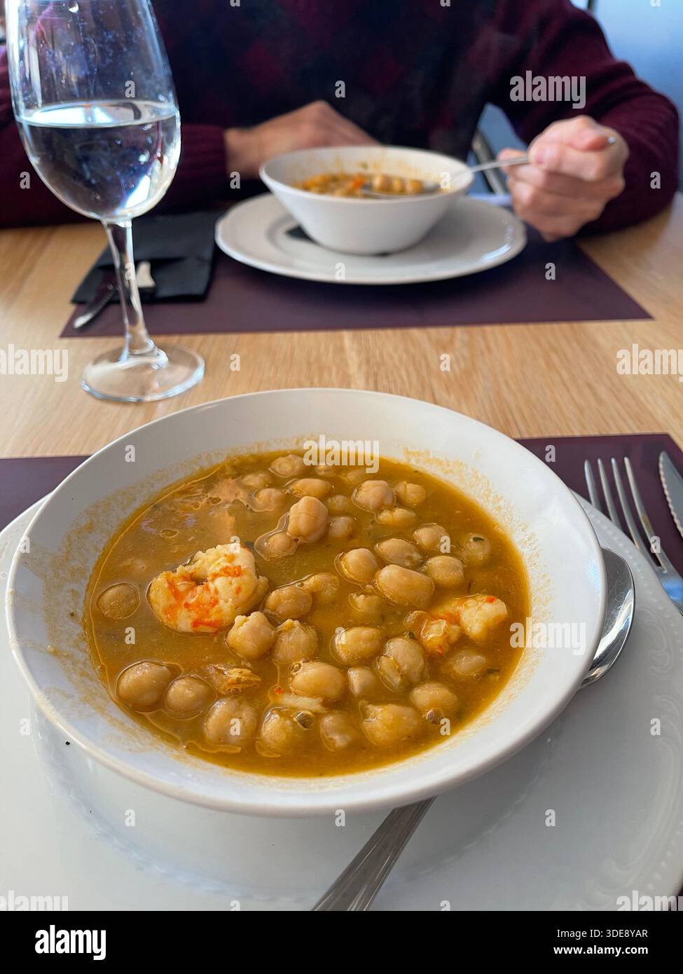 Mangiare ceci con gamberi. Foto Stock
