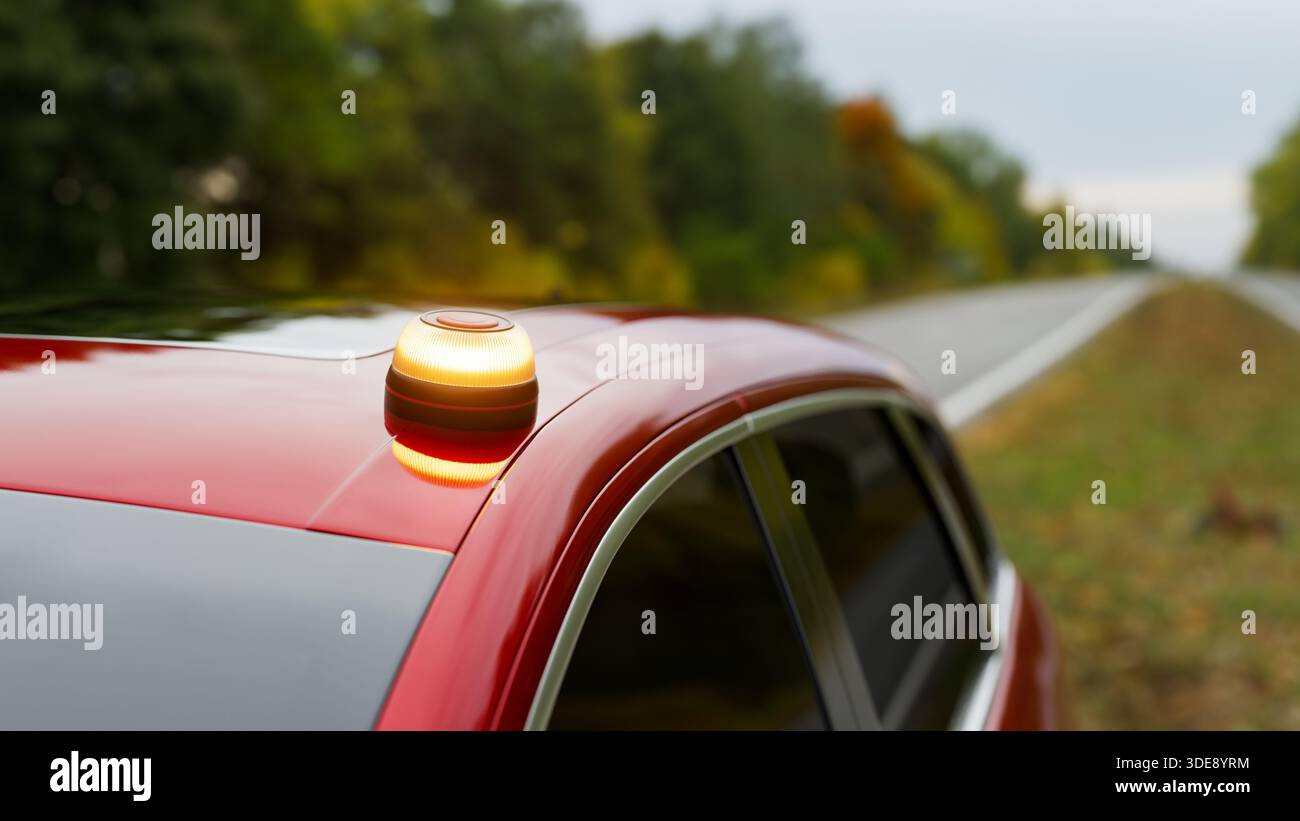 Faro di emergenza giallo V16 su un'auto rossa parcheggiata a bordo strada, con una foresta e un'autostrada sfocate, che trasportano sicurezza, assistenza stradale e emergenza Foto Stock