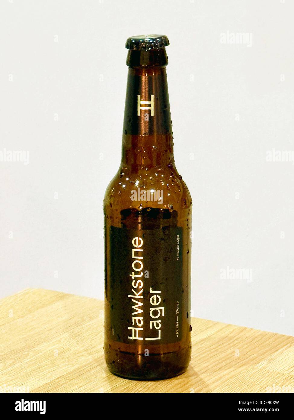 Bottiglia di Hawkstone Lager su un piano di lavoro della cucina - Immagine stock catturata con smartphone