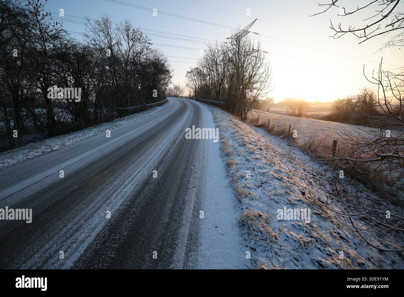 Francia. 6 gennaio 2026. © PHOTOPQR/VOIX DU NORD/PIERRE ROUANET ; 06/01/2026 ; VALENCIENNES, 06/01/2026. Episode neigeux et vague de froid (glace, verglas, meteo, intemperie, neige) dans le nord de la France, avec des conditions de circulation difficiles localement dans le Valenciennois. Lever de soleil en bordure de l'autoroute A23, dans les environs de Nomain. FOTO PIERRE ROUANET LA VOIX DU NORD nevicate in Francia, il 6 gennaio 2026 credito: MAXPPP/Alamy Live News Foto Stock