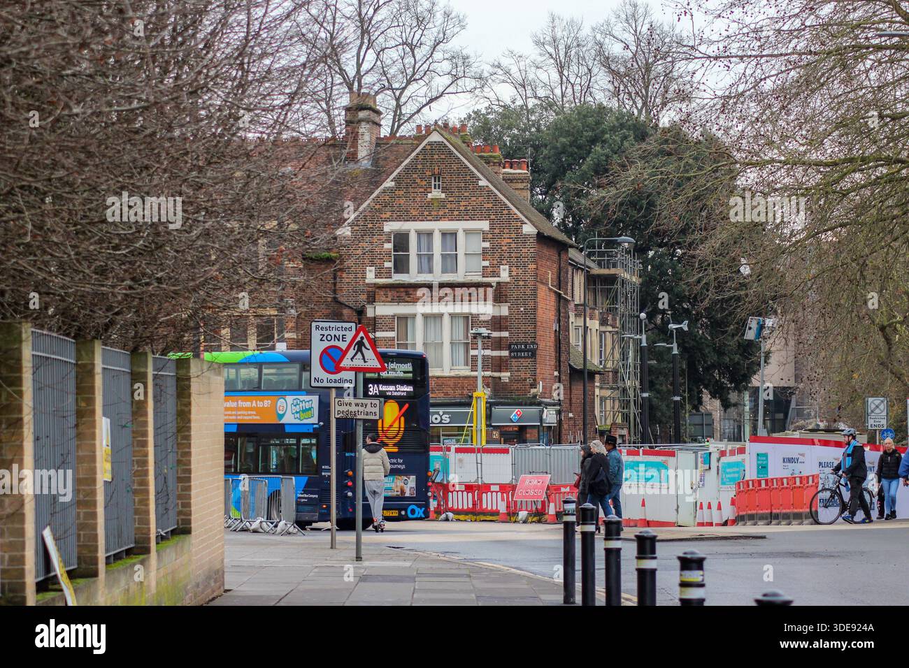 Oxford, Regno Unito - 22 dicembre 2025: Belle facciate di edifici inglesi. Vecchie case in mattoni inglesi in un giorno d'inverno nuvoloso. Foto Stock