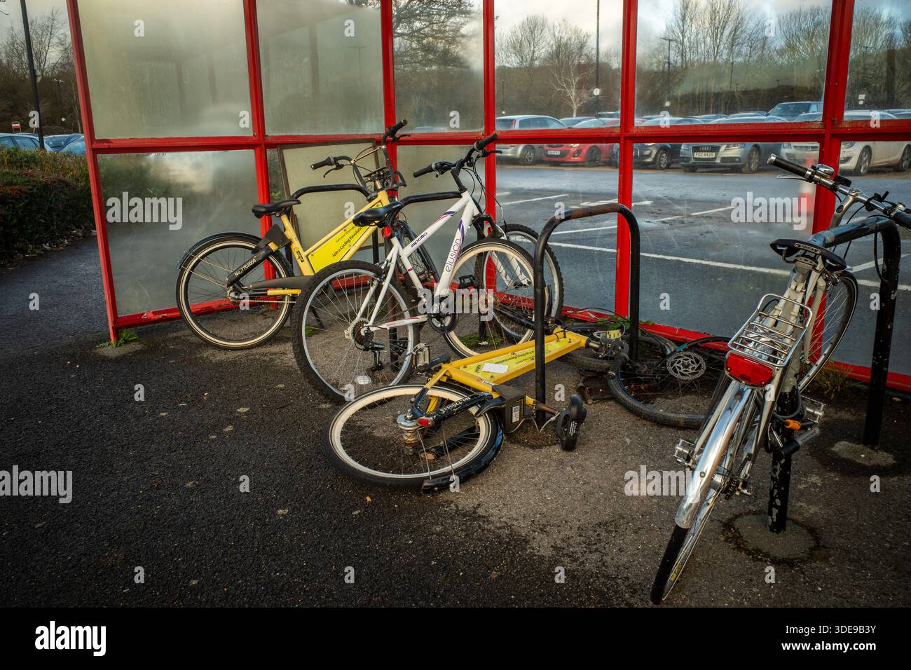 Dicembre 2025 - biciclette parcheggiate male in un rifugio al Long Ashton Park e cavalcate a Bristol, Inghilterra, Regno Unito. Foto Stock