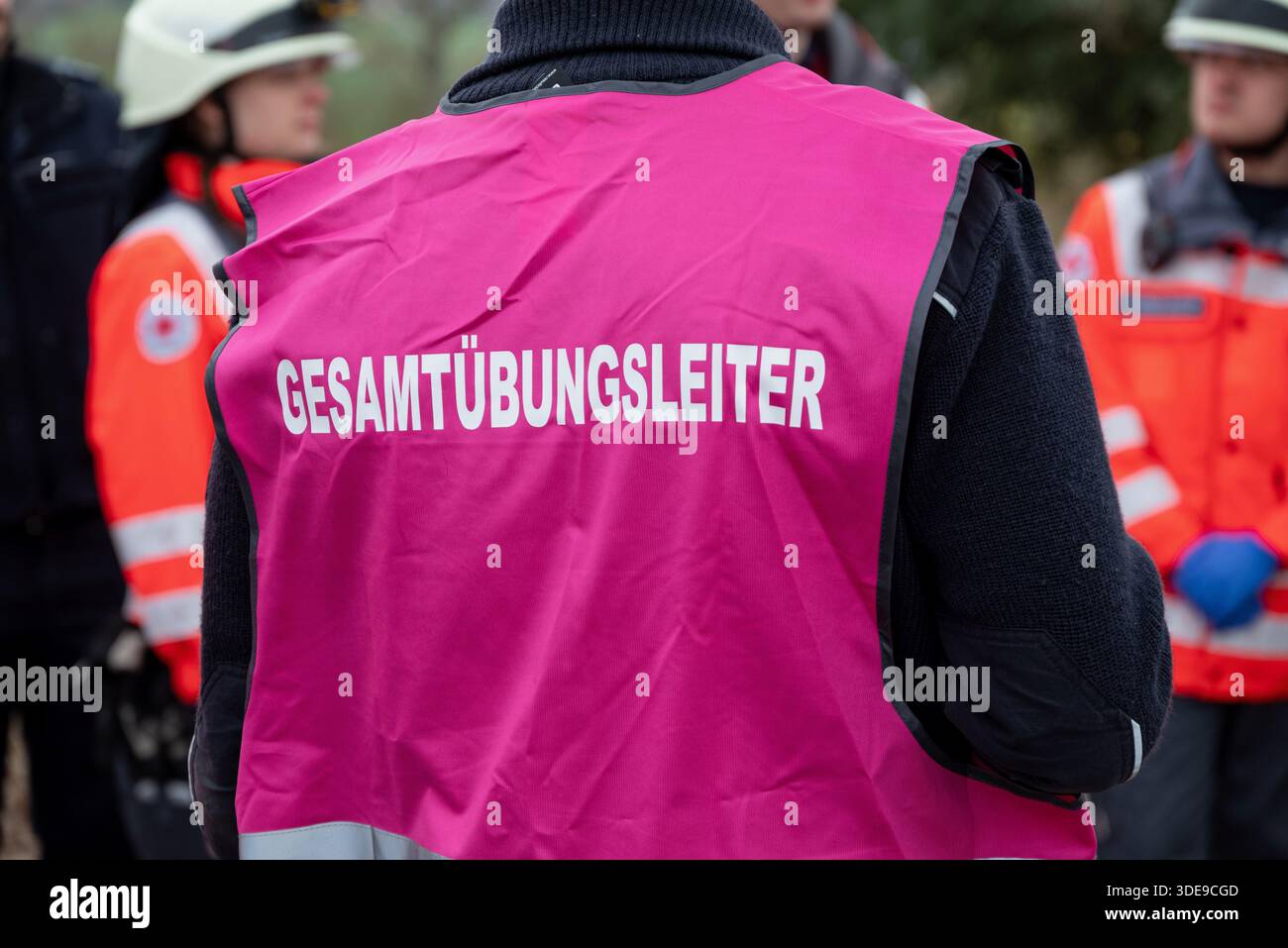 Übungsleiter mit Warnweste bei Einsatzübung in Deutschland – Direttore della formazione che indossa il giubbotto di sicurezza al trapano di emergenza in Germania Foto Stock