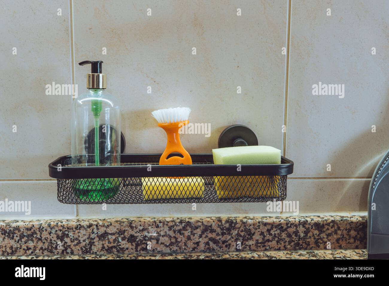 Accessori per lavastoviglie utilizzati per la pulizia della cucina, tra cui spugne, spazzole e dispenser di detersivi. Questi articoli per la casa di tutti i giorni. Foto Stock