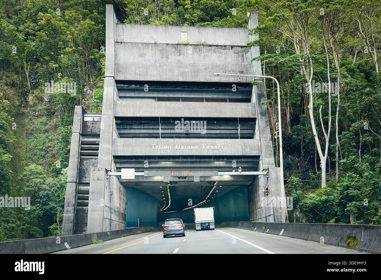 Ingresso al tunnel Tetsuo Harano sull'Interstate H-3 autostrada chiamata John A. Burns Freeway che guida verso ovest sull'isola hawaiana di Oahu, USA Foto Stock