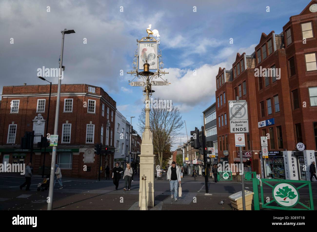 Punto di riferimento locale di Sutton, la polizia in numero passeggia lungo una parata vittoriana che viene demolita per far posto a nuovi negozi e case. Foto Stock