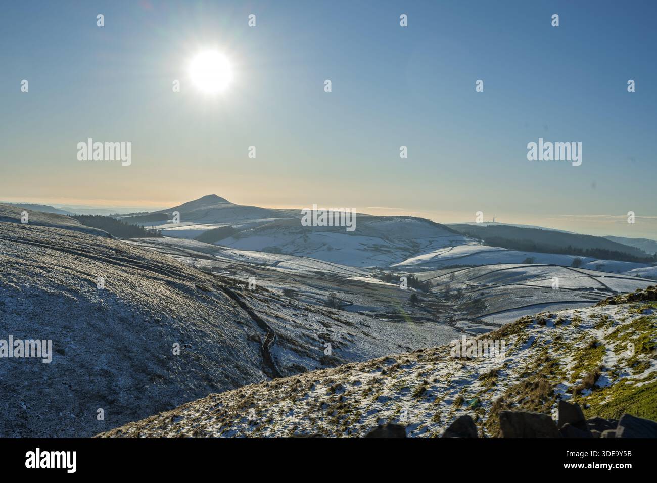 Tarnshaw Hill in lontananza dalle brughiere della foresta di Macclesfield nel Cheshire. Foto Stock