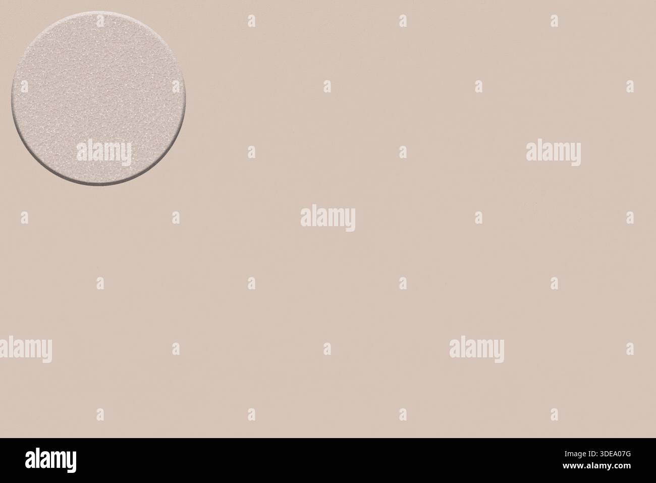 Lo sfondo beige opaco presenta un campione circolare che mostra una texture morbida e una delicata lucentezza, ideale per progetti di design creativi Foto Stock