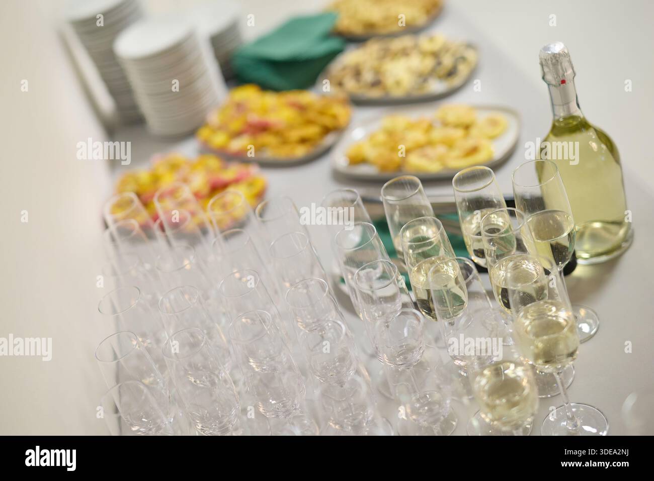 Vari dettagli di decorazioni nuziali, biscotti, torte, fiori e arrangiamenti Foto Stock