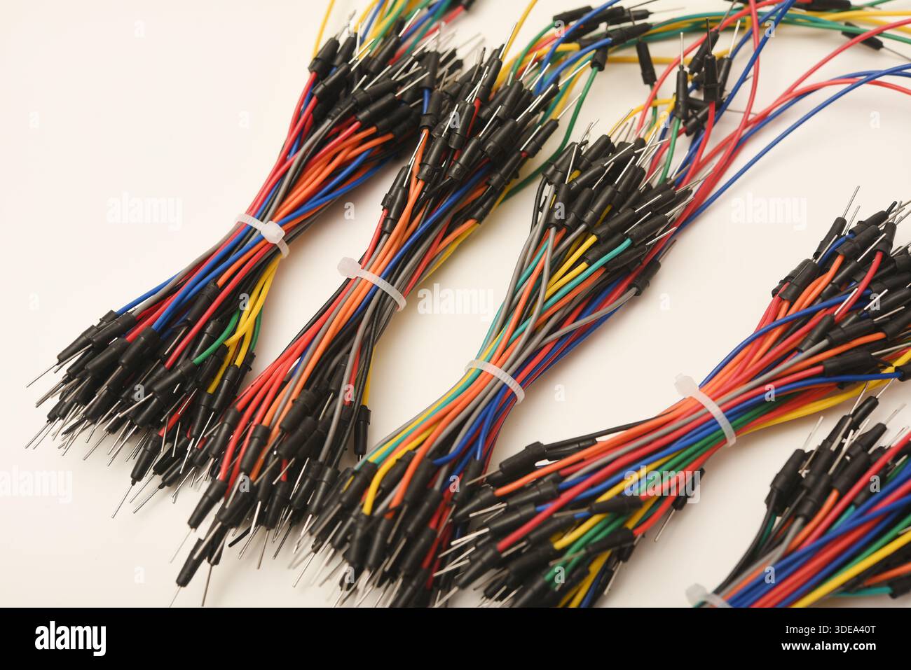 Cavi di collegamento per elettronica sperimentale. Fili di tipo Papa-Papa. Ponticelli dei fili. Foto Stock