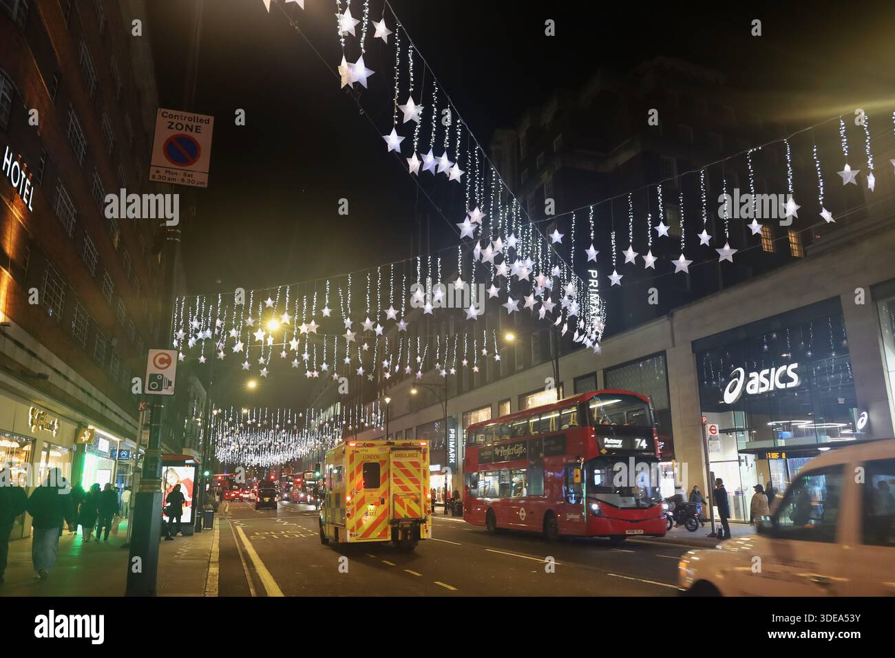 Le luci stellate brillano su Oxford Street durante le celebrazioni di Natale e Capodanno a Londra. Foto Stock
