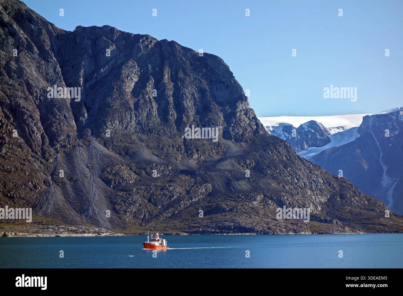 Nave nei fiordi della Groenlandia occidentale Foto Stock