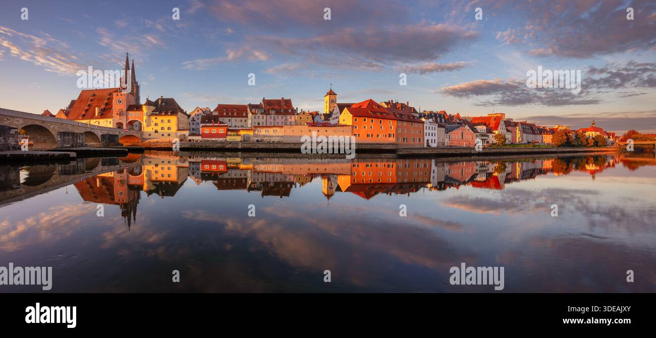 Ratisbona, Germania. Immagine panoramica della città di Ratisbona, Germania, con il Ponte in pietra sul Danubio e la Cattedrale di San Pietro all'alba in autunno. Foto Stock