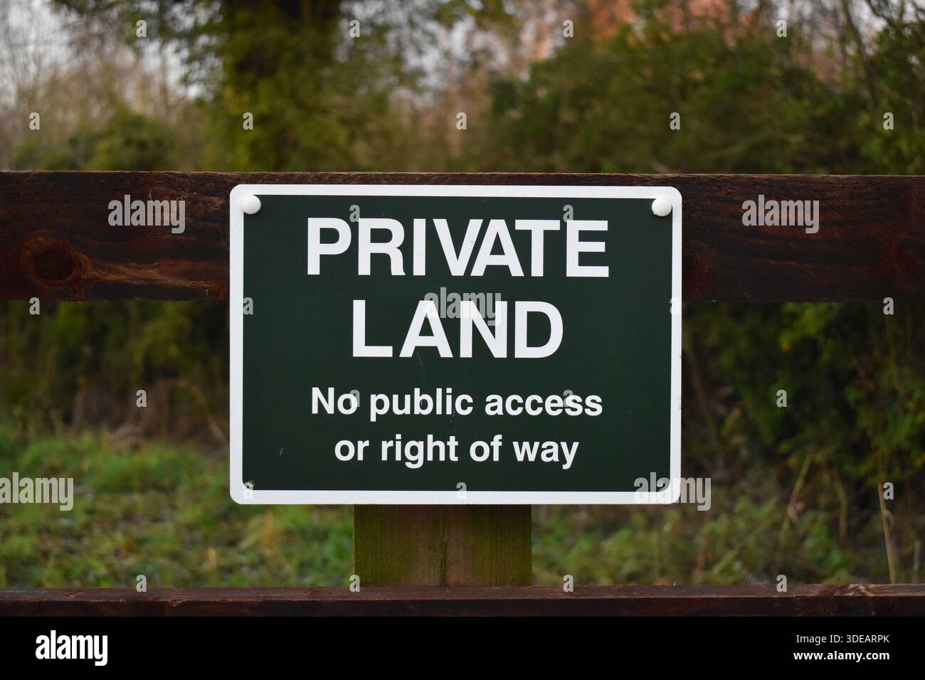 Cartello: "Terreno privato senza accesso pubblico o diritto di passaggio" Foto Stock