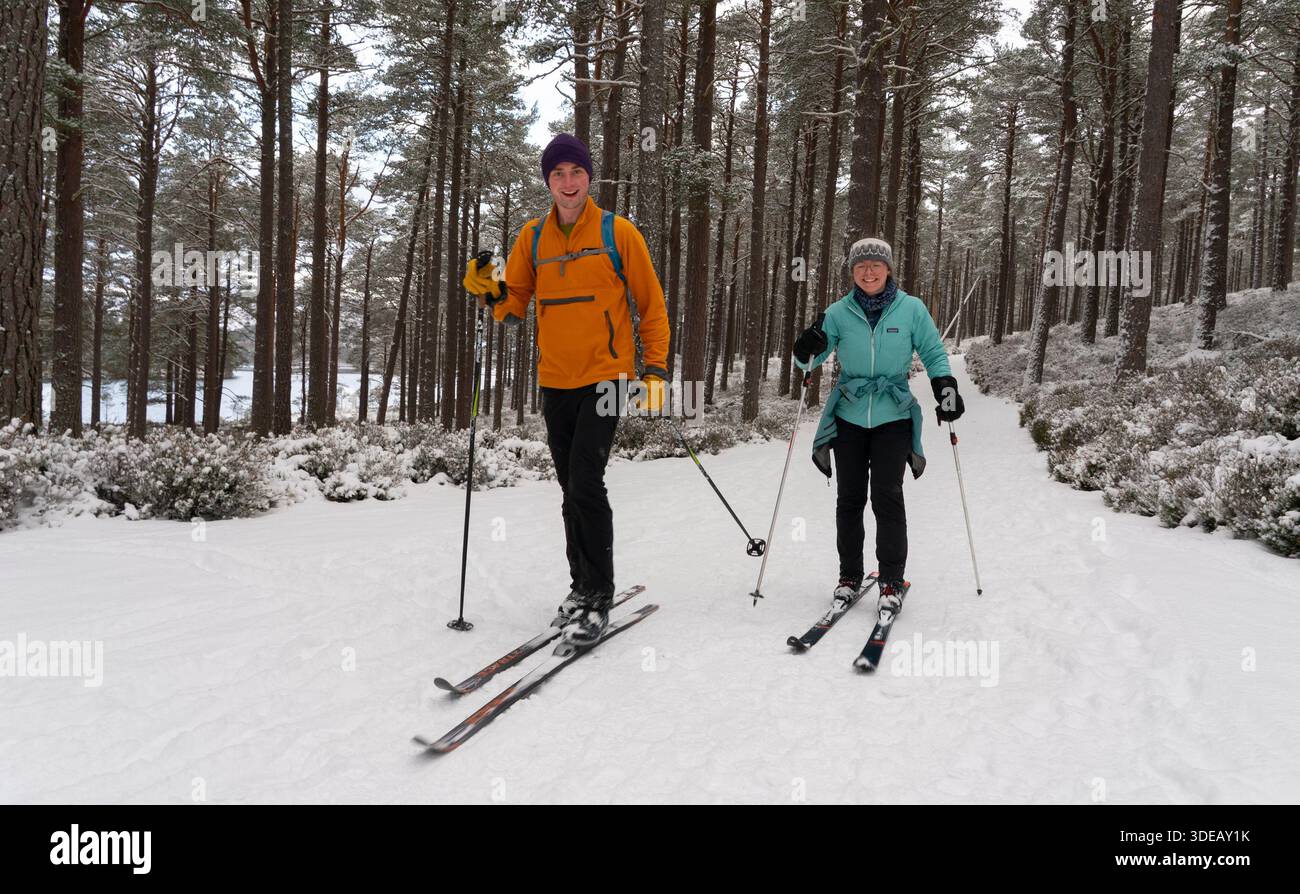 Gli amanti dello sci di fondo apprezzano la splendida pista innevata nella foresta di Rothiemurchus Estate nel Cairngorms National Park, nelle Highlands scozzesi, in Scozia Foto Stock