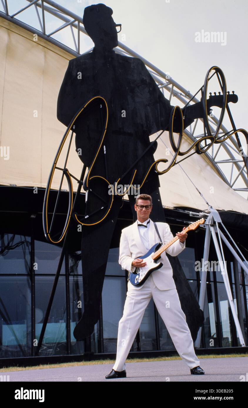 Schauspieler und Musiker Fabian Harloff im Musical Buddy, es handelt vom Rock 'n' Roll Musiker Buddy Holly, hier sieht man Hauptdarsteller Fabian Harloff mit Fender Stratocaster Gitarre vor dem Musical-Theater im Hafen von Hamburg, 1994. Foto Stock
