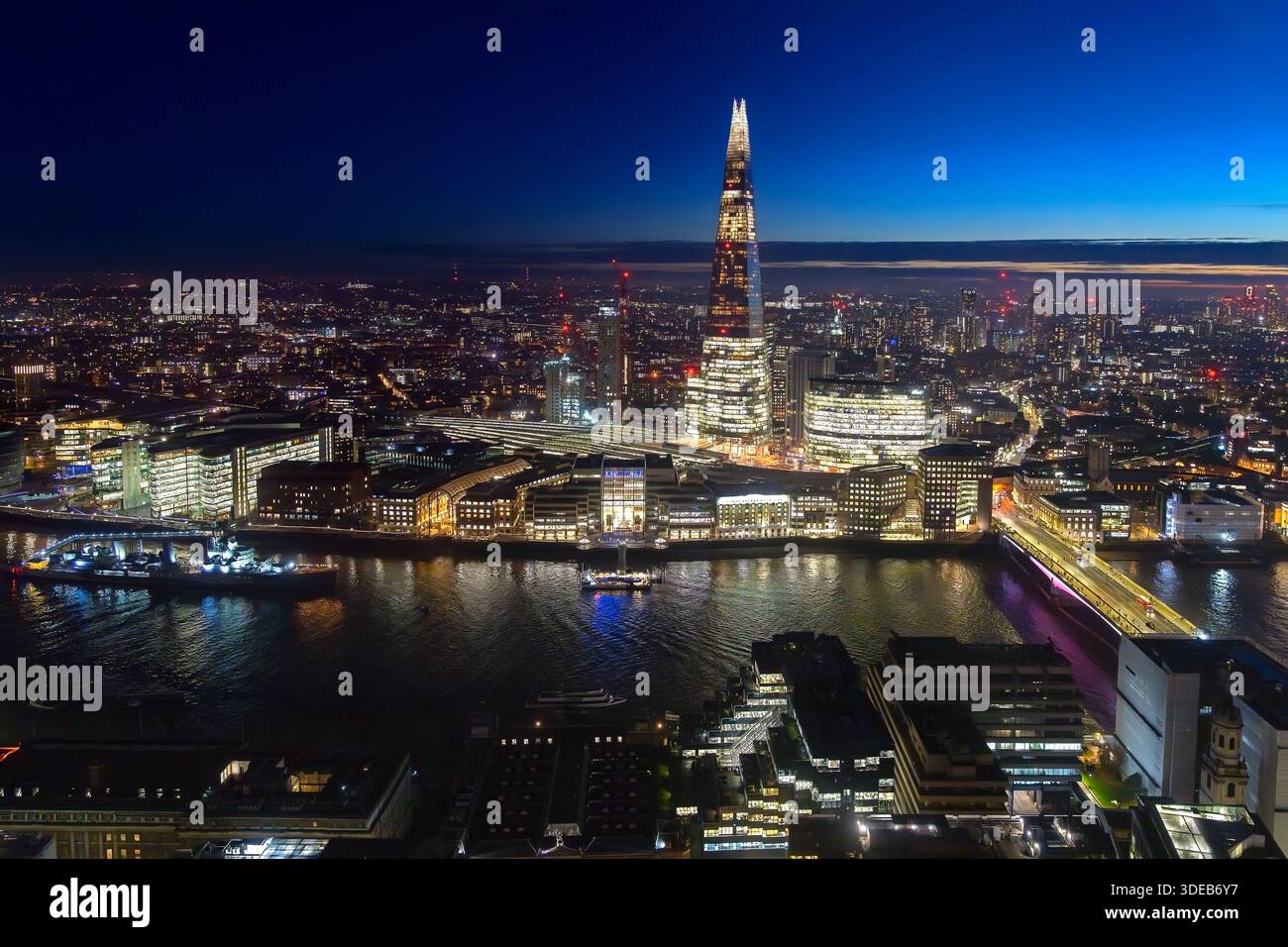 The Shard, grattacielo a forma di piramide e London Bridge Station lungo il Tamigi a Southwark di notte nella capitale Londra, Inghilterra, Regno Unito Foto Stock