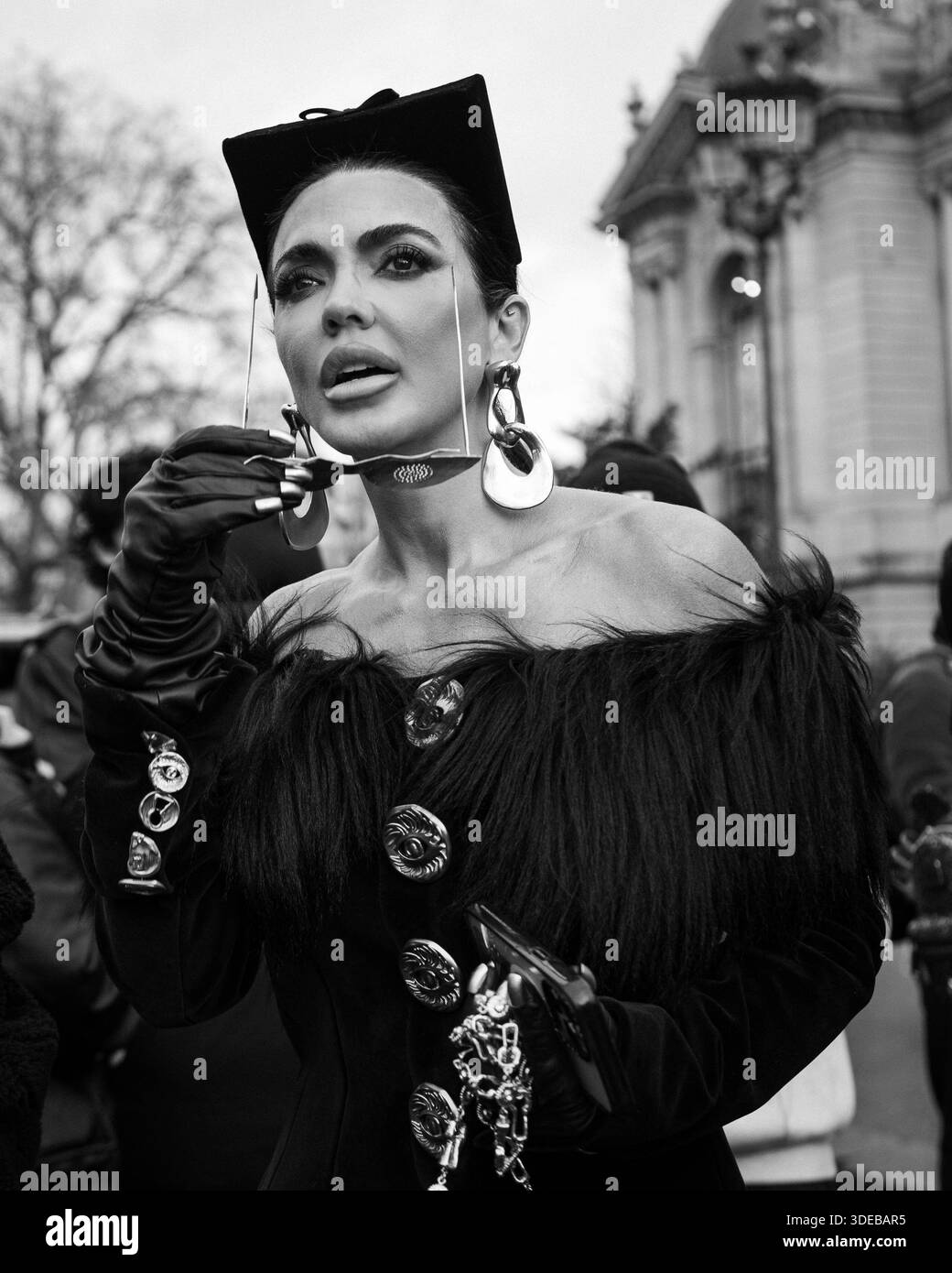 Un ospite che lascia lo spettacolo Schiaparelli Haute Couture durante la Paris Fashion Week Foto Stock
