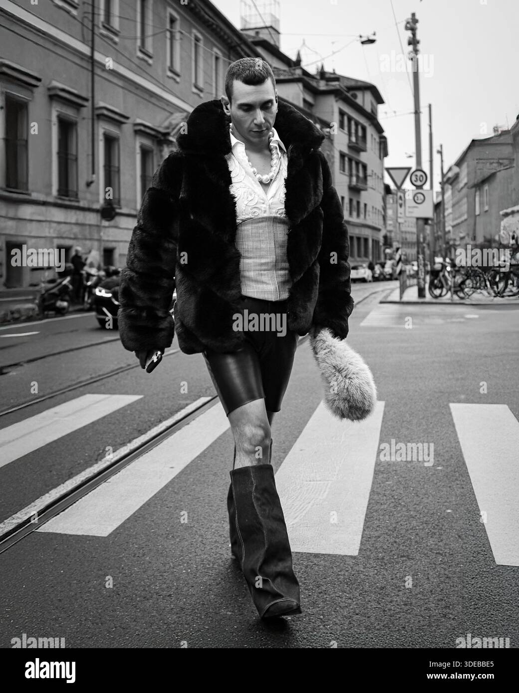 Milano, Italia: Ospite arrabbiato per una sfilata alla Milano Fashion Week Foto Stock