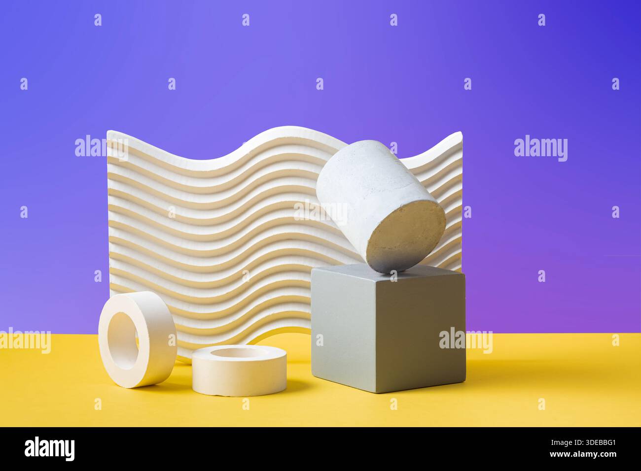 Composizioni astratte tridimensionali di forme geometriche su sfondo astratto a gradiente viola. natura morta. Foto Stock