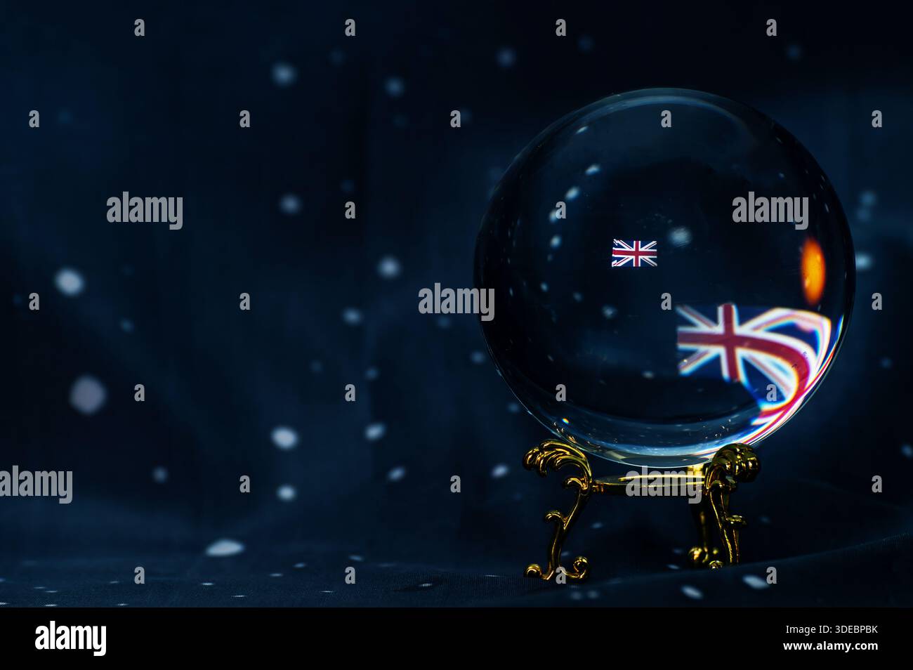L'immagine concettuale della bandiera del Regno Unito si riflette all'interno di una sfera di cristallo, simboleggiando le previsioni future, l'incertezza, la geopolitica, l'economia Foto Stock