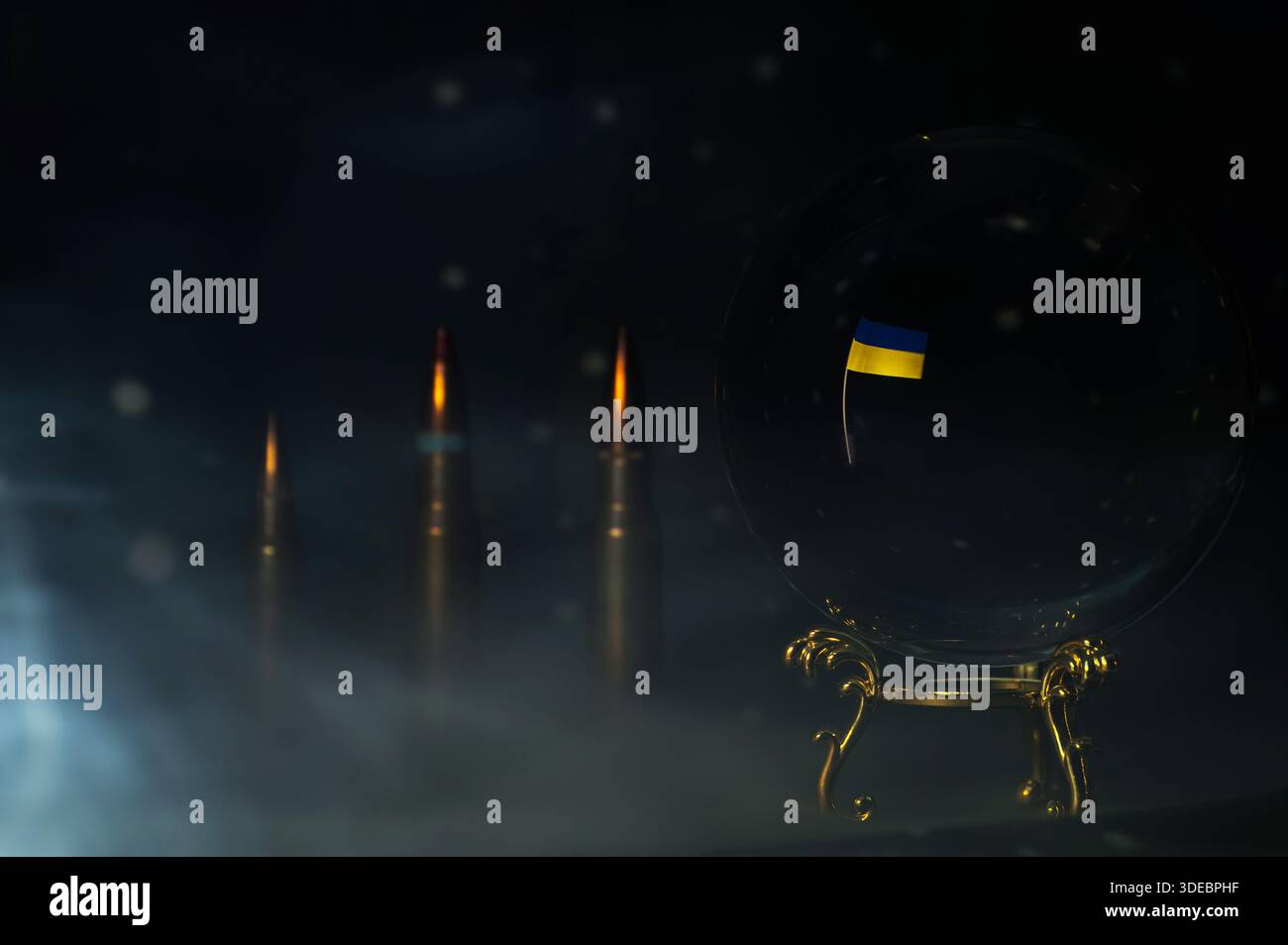 Immagine concettuale della bandiera Ucraina riflessa in una sfera di cristallo, simboleggiando previsioni future, incertezza, geopolitica, economia Foto Stock