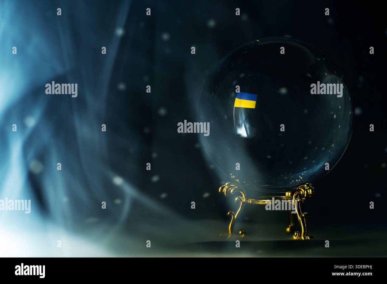 Immagine concettuale della bandiera Ucraina riflessa in una sfera di cristallo, simboleggiando previsioni future, incertezza, geopolitica, economia Foto Stock