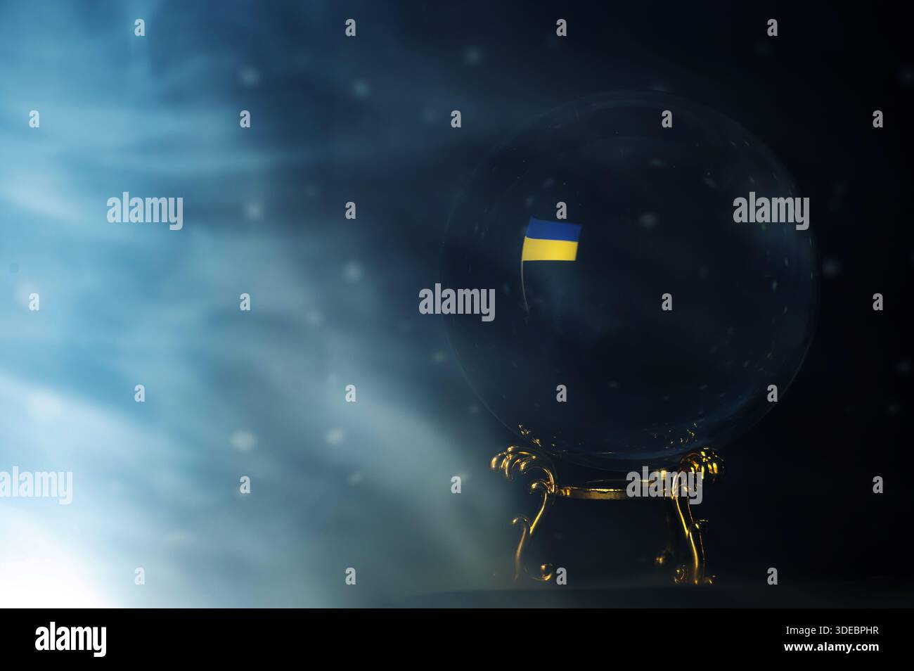 Immagine concettuale della bandiera Ucraina riflessa in una sfera di cristallo, simboleggiando previsioni future, incertezza, geopolitica, economia Foto Stock