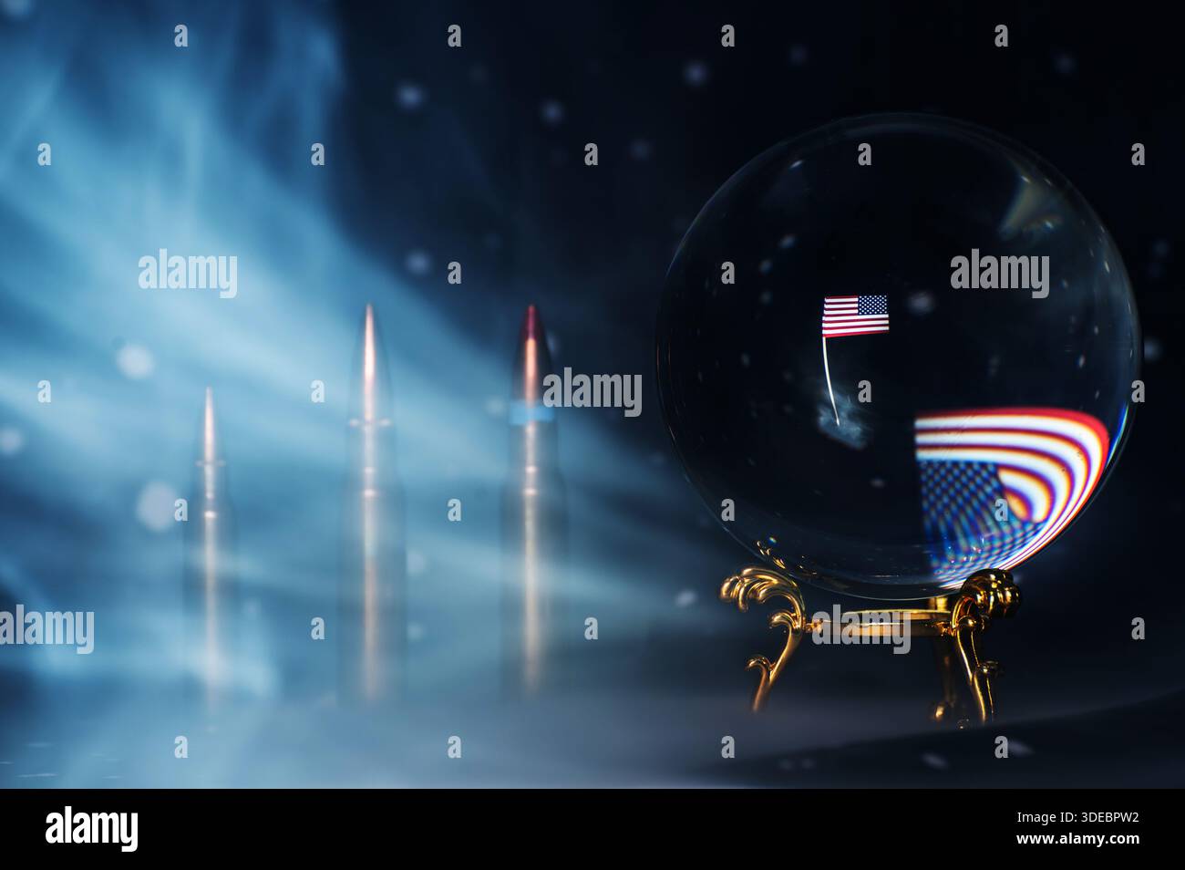 Immagine concettuale della bandiera degli Stati Uniti riflessa in una sfera di cristallo, che simboleggia il potere, la forza militare, il dominio globale, la tensione geopolitica Foto Stock
