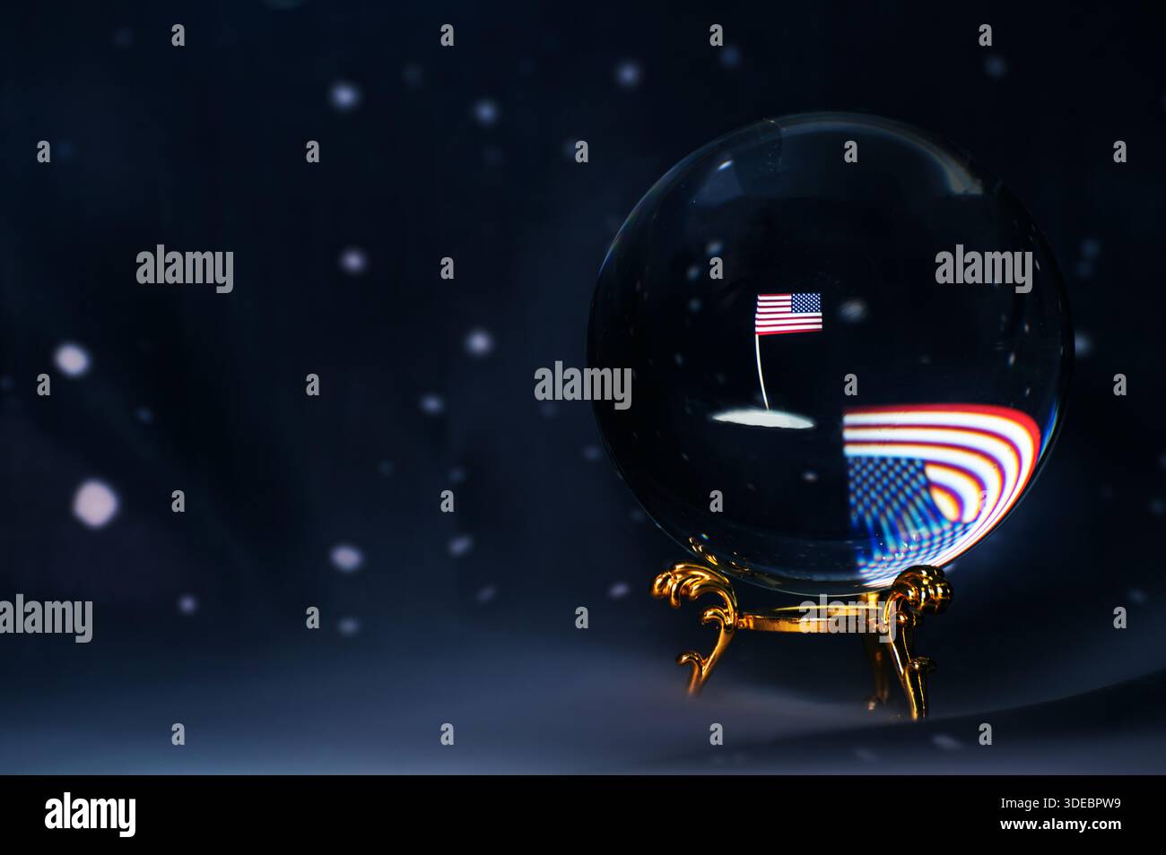 Immagine concettuale della bandiera degli Stati Uniti riflessa in una sfera di cristallo, che simboleggia il potere, la forza militare, il dominio globale, la tensione geopolitica Foto Stock