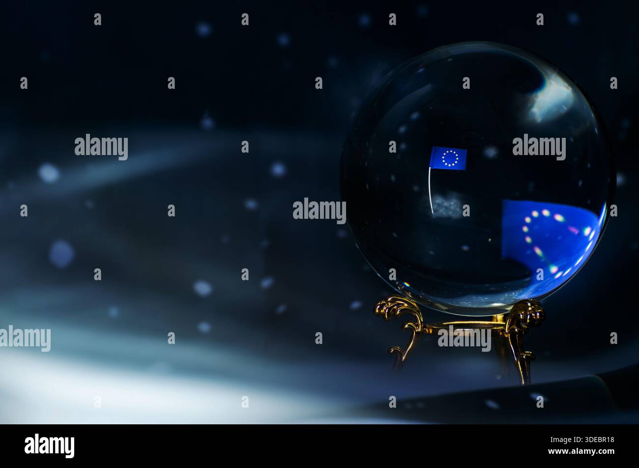 L'immagine concettuale della bandiera del Regno Unito si riflette all'interno di una sfera di cristallo, simboleggiando le previsioni future, l'incertezza, la geopolitica, l'economia Foto Stock