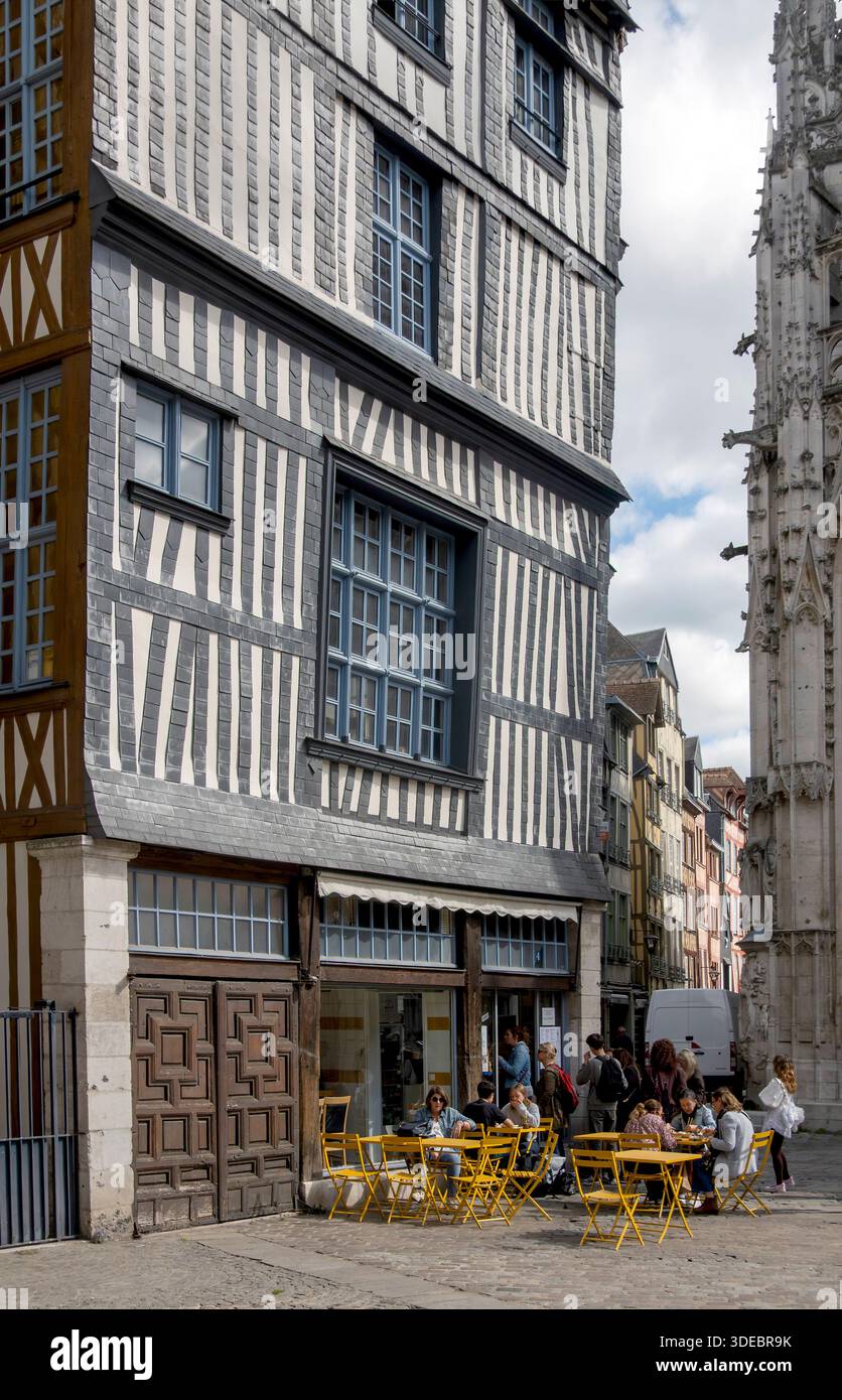 Gente fuori da un ristorante a Rouen, Normandia, Francia Foto Stock